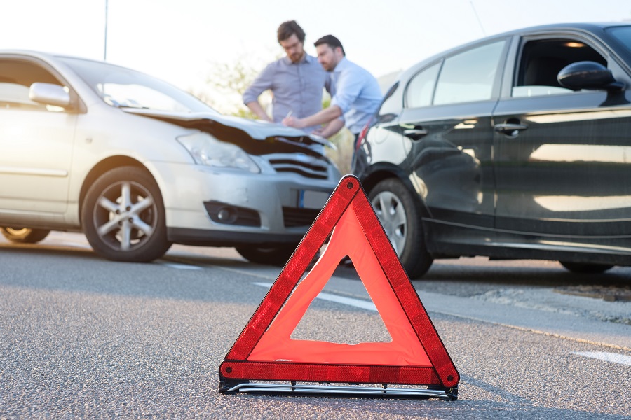 Zwei Männer regeln Unfall