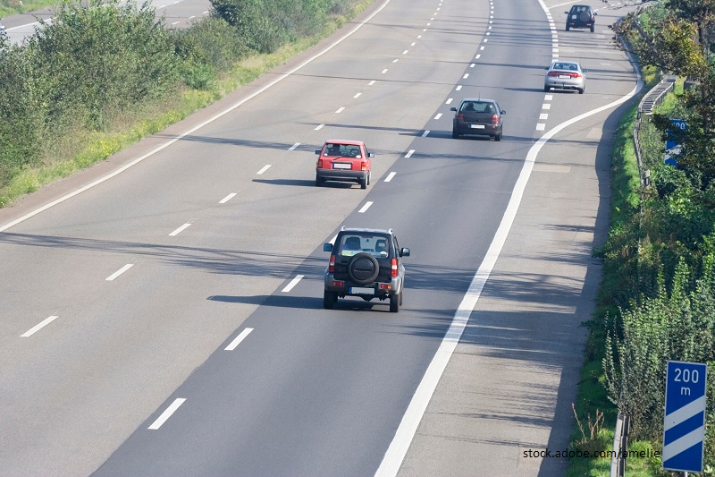 Autos auf der Autobahn fahren mit einer Geschwindigkeit von maximal 130 km/h spritsparend.