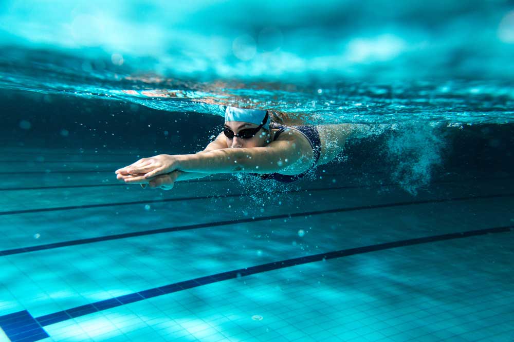 Frau schwimmt sportlich