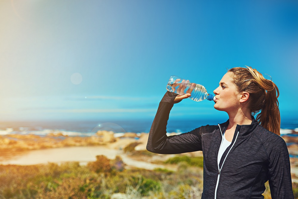 frau trinkt sport sommer