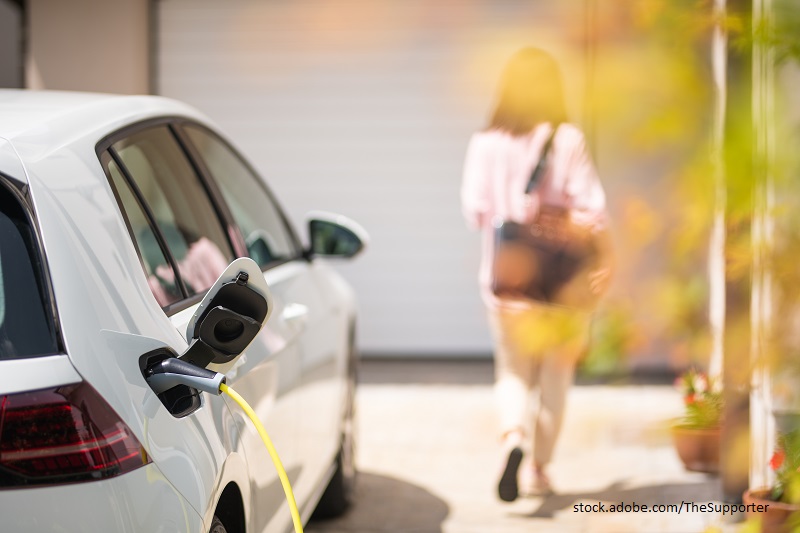 E-Auto beim Laden. Mit der richtigen Fahrweise lässt sich Strom sparen.