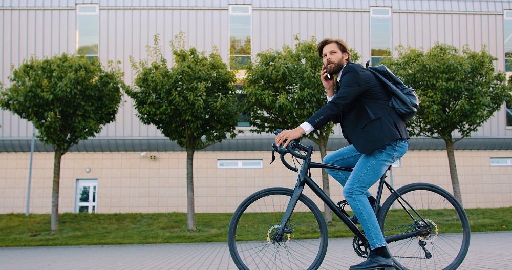 Fahrradfahrer telefiniert