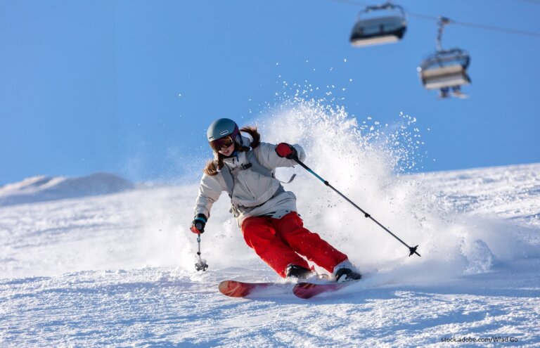 Frau beim Alpinski