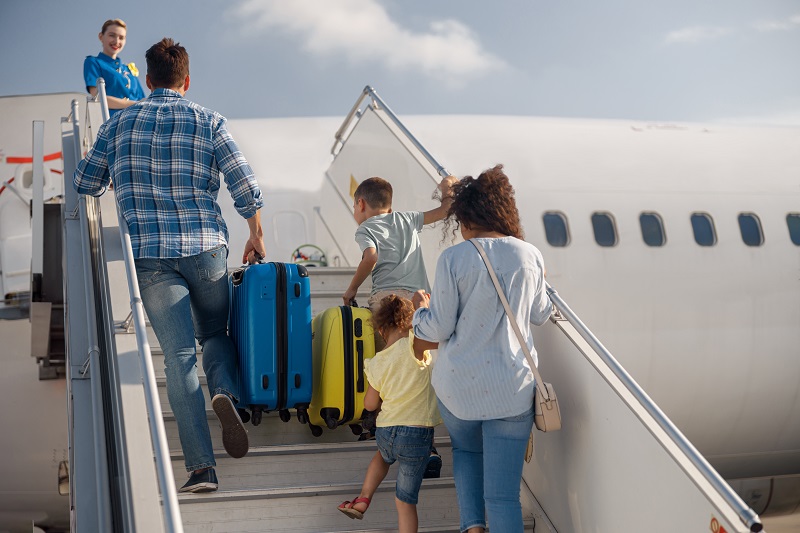 Familie steigt ins Flugzeug