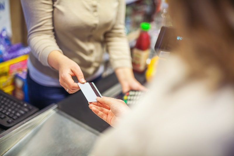 Frau an der Supermarktkasse