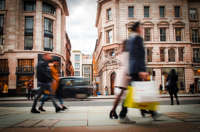 Menschen beim Shoppen, beim Einkaufen lässt sich viel Geld sparen