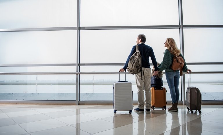 Paar mit Gepäck amf Flughafen