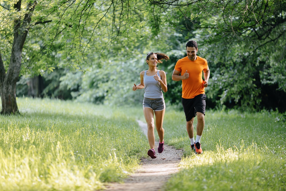 Mann und Frau beim Joggen