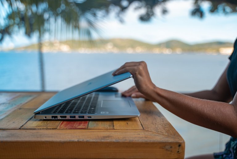 Mit Laptop am Meer