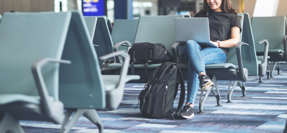 Frau arbeitet am Flughafen