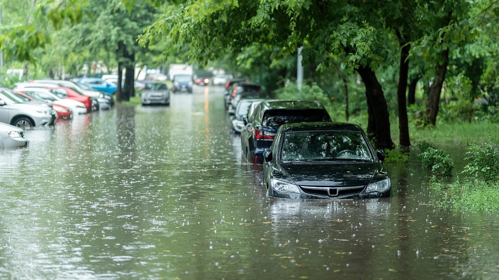 Strasse mit Autos überschwemmt