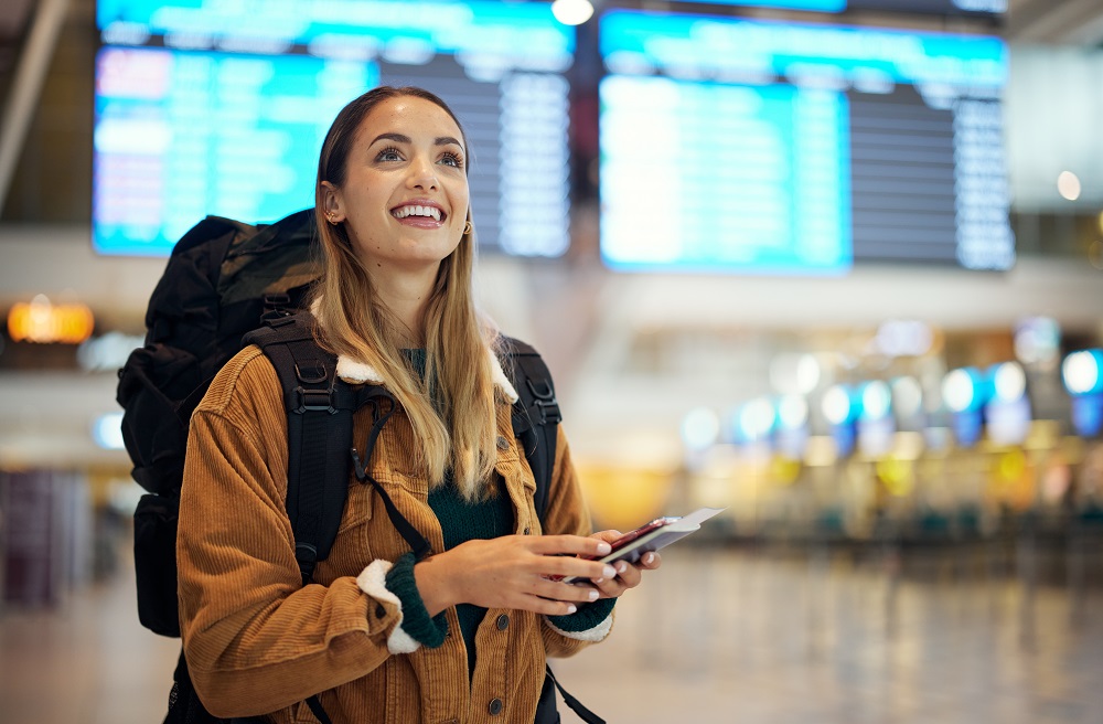 Junge Frau am Flughafen