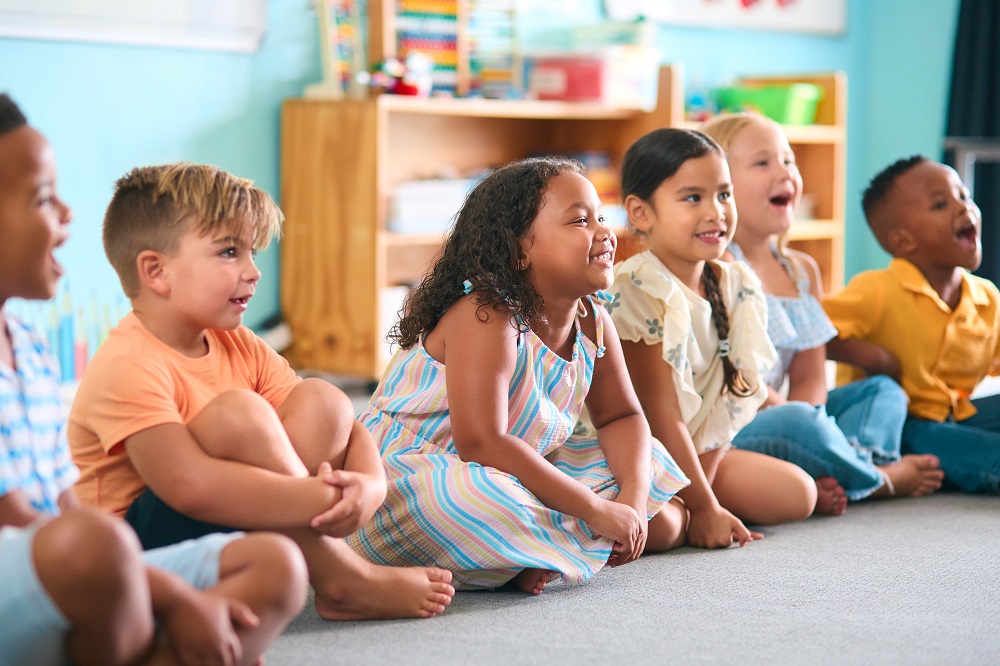 Kinder lachen im Kindergarten