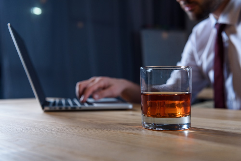 Alkohol am Schreibtisch