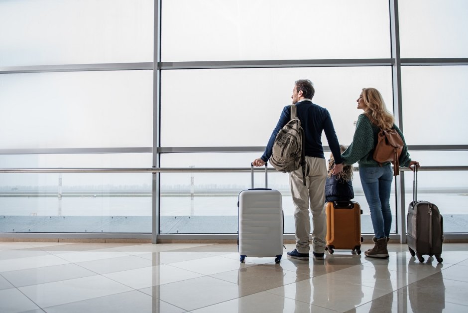 Paar mit Gepäck amf Flughafen