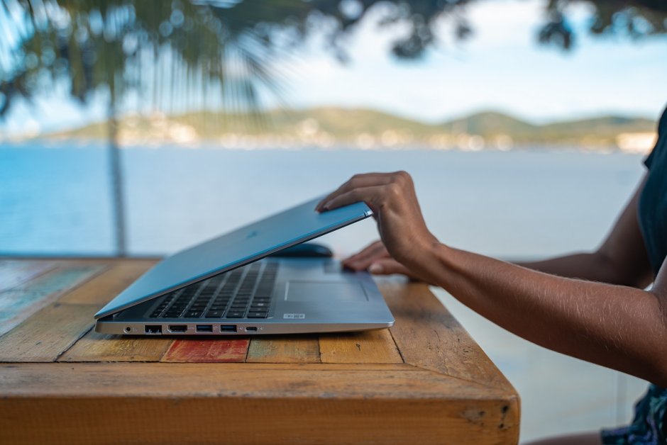 Mit Laptop am Meer